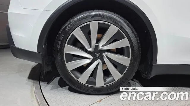 Tesla Model Y 2025 thumb 5