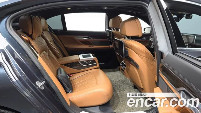 BMW 7-Series 2020 thumb 12