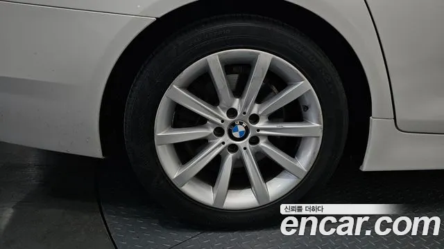 BMW 5-Series 2014 thumb 4