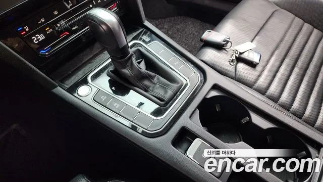 Volkswagen Passat (North America and China) 2022 thumb 9