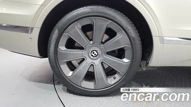 Bentley Bentayga 2018 thumb 5