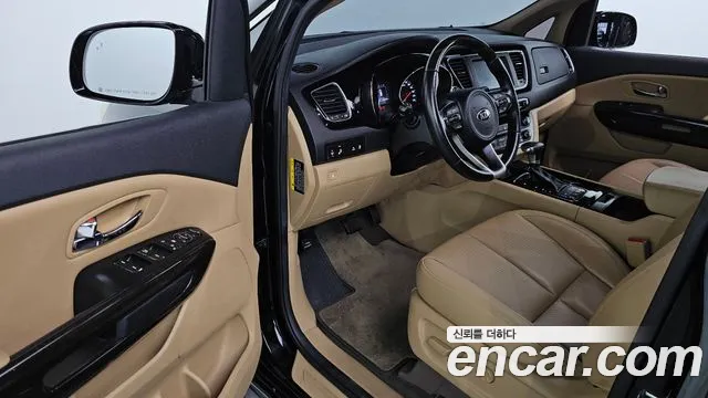 Kia Carnival 2017 thumb 10