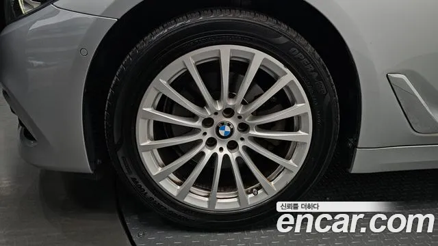 BMW 5-Series 2019 thumb 5