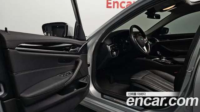 BMW 5-Series 2019 thumb 10