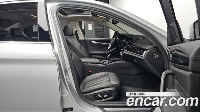 BMW 5-Series 2019 thumb 11