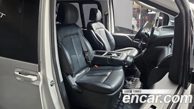 Hyundai Staria 2023 thumb 11