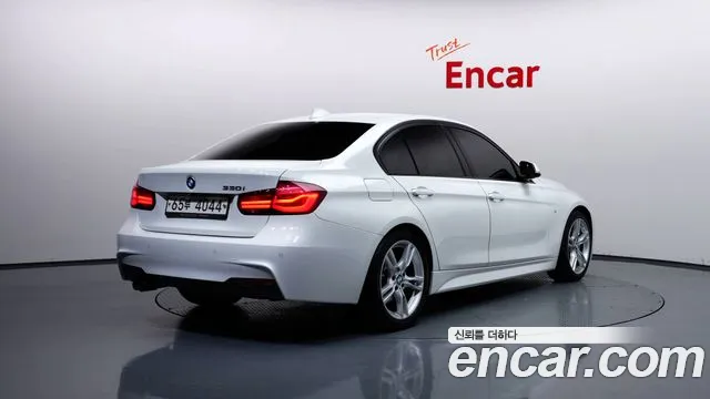 BMW 3-Series 2018 thumb 2
