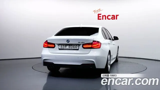 BMW 3-Series 2018 thumb 4