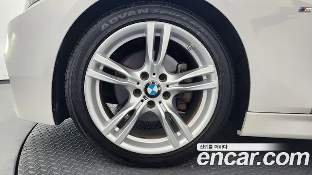 BMW 3-Series 2018 thumb 5