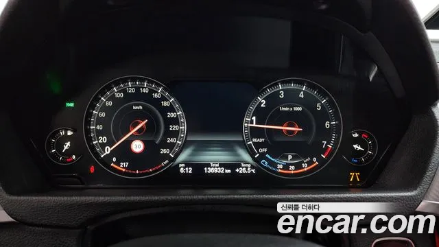 BMW 3-Series 2018 thumb 8
