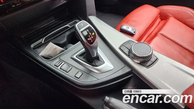 BMW 3-Series 2018 thumb 9