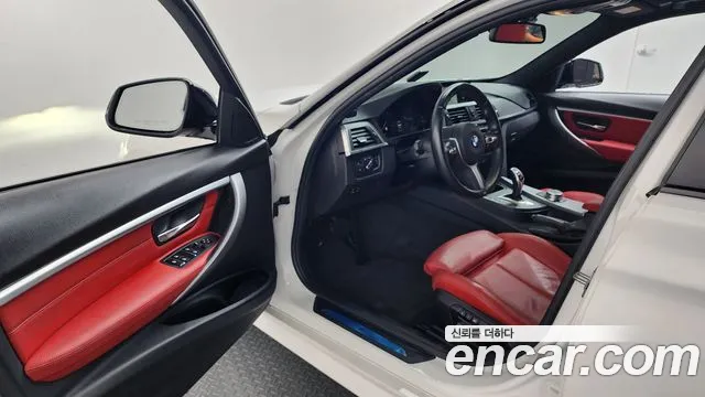 BMW 3-Series 2018 thumb 10