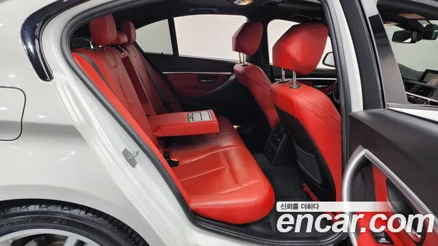 BMW 3-Series 2018 thumb 11