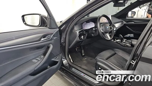 BMW 5-Series 2023 thumb 10