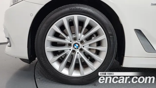BMW 5-Series 2018 thumb 5
