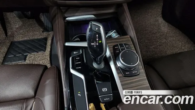 BMW 5-Series 2018 thumb 9