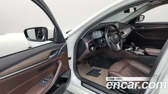 BMW 5-Series 2018 thumb 10