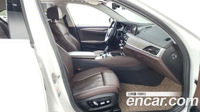 BMW 5-Series 2018 thumb 11