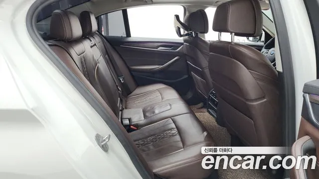 BMW 5-Series 2018 thumb 12