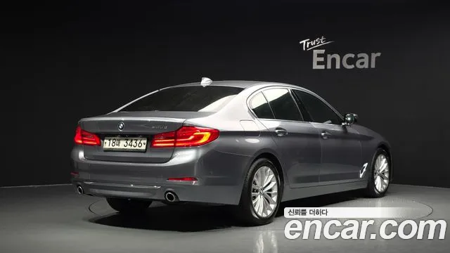 BMW 5-Series 2018 thumb 2