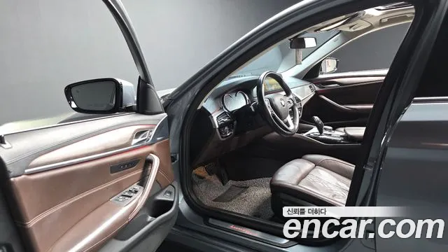 BMW 5-Series 2018 thumb 10