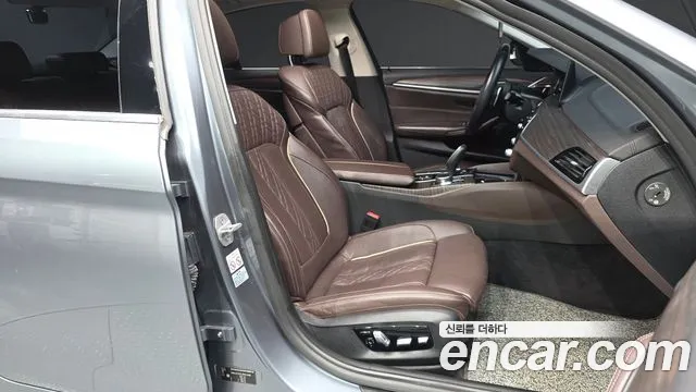 BMW 5-Series 2018 thumb 11