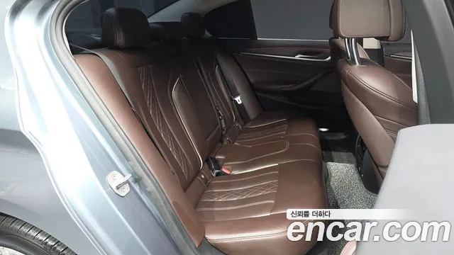 BMW 5-Series 2018 thumb 12