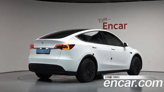 Tesla Model Y 2023 thumb 2