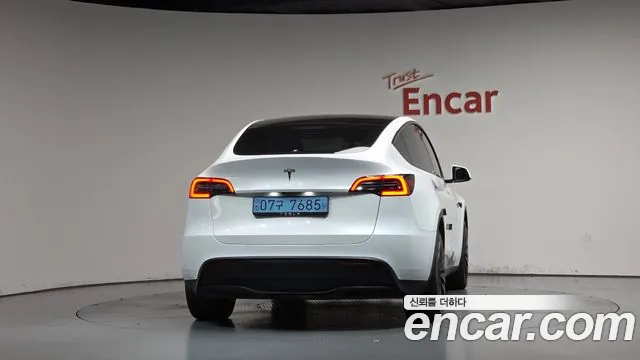 Tesla Model Y 2023 thumb 4