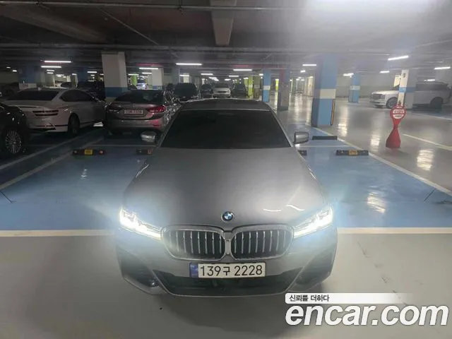 BMW 5-Series 2023 thumb 11