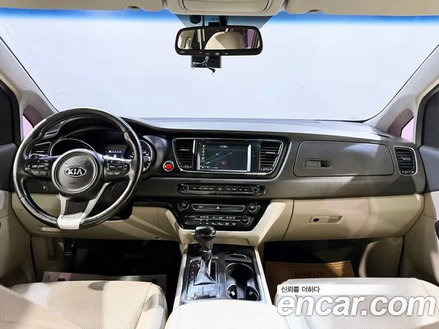 Kia Carnival 2015 thumb 4