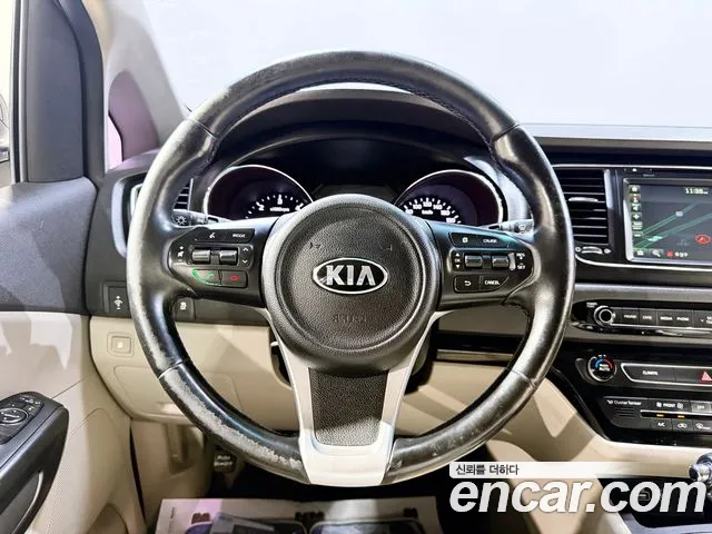 Kia Carnival 2015 thumb 6