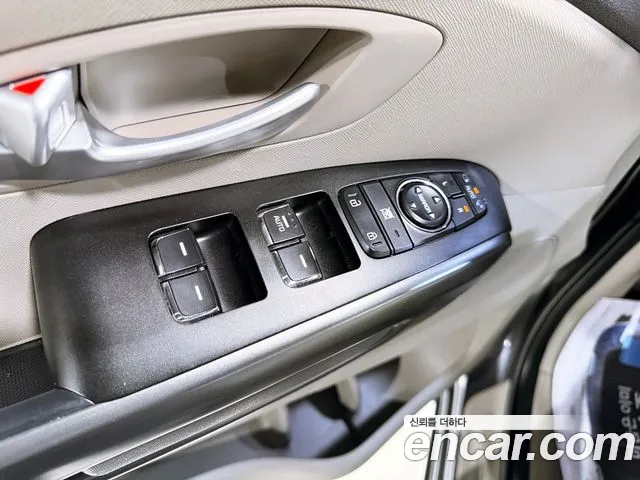Kia Carnival 2015 thumb 8