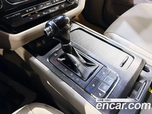 Kia Carnival 2015 thumb 10