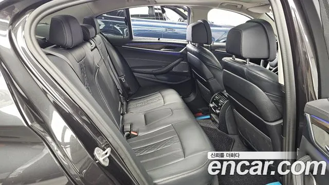 BMW 5-Series 2023 thumb 12