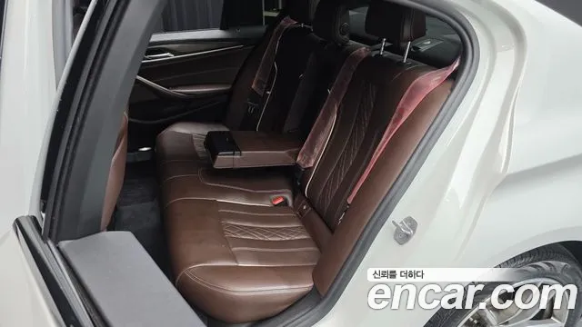 BMW 5-Series 2017 thumb 11