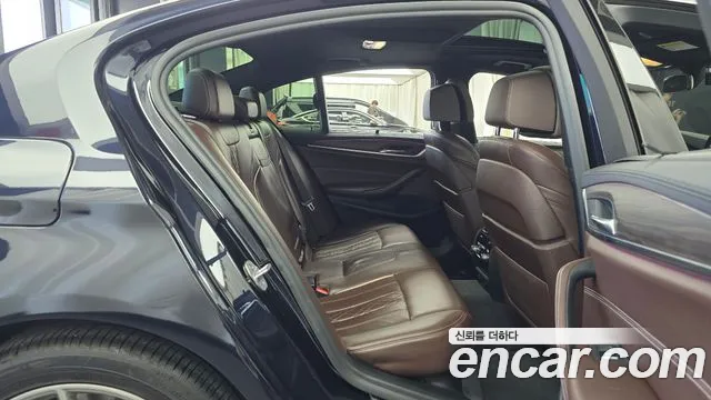 BMW 5-Series 2018 thumb 11