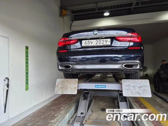 BMW 7-Series 2018 thumb 2