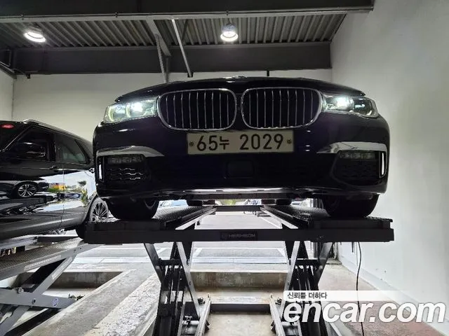 BMW 7-Series 2018 thumb 8