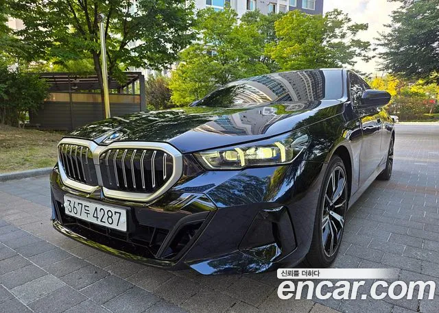BMW 5-Series 2025 thumb 2