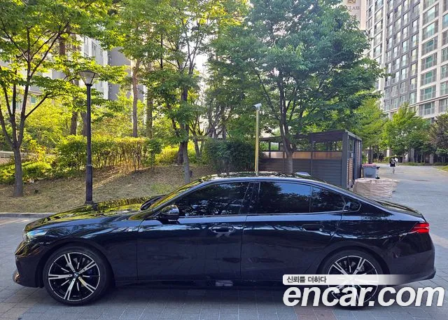 BMW 5-Series 2025 thumb 3