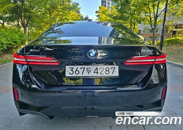 BMW 5-Series 2025 thumb 5