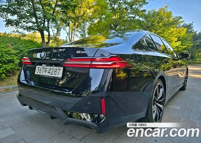 BMW 5-Series 2025 thumb 6