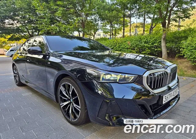 BMW 5-Series 2025 thumb 8