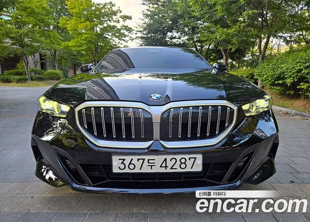 BMW 5-Series 2025 thumb 11