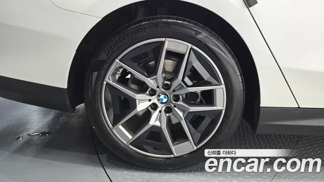 BMW 5-Series 2024 thumb 5