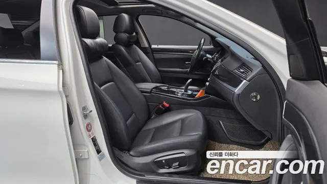 BMW 5-Series 2015 thumb 11