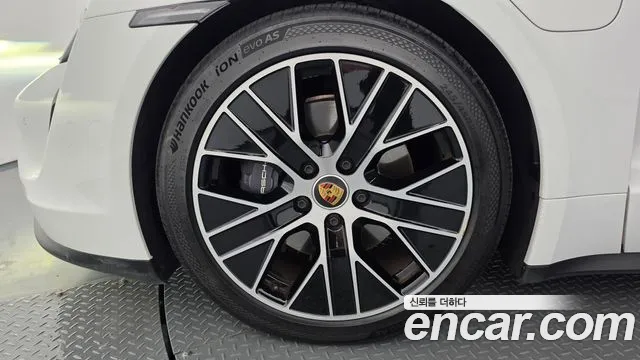 Porsche Taycan 2023 thumb 5