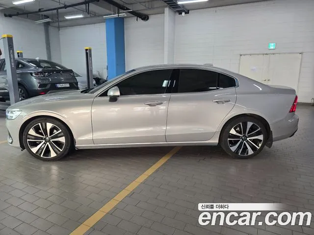 Volvo S60 2023 thumb 4
