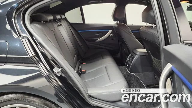 BMW 3-Series 2017 thumb 12